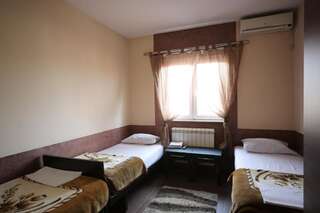 Апартаменты Sun Apartments Podgorica Подгорица Трехместный номер с общей ванной комнатой-4